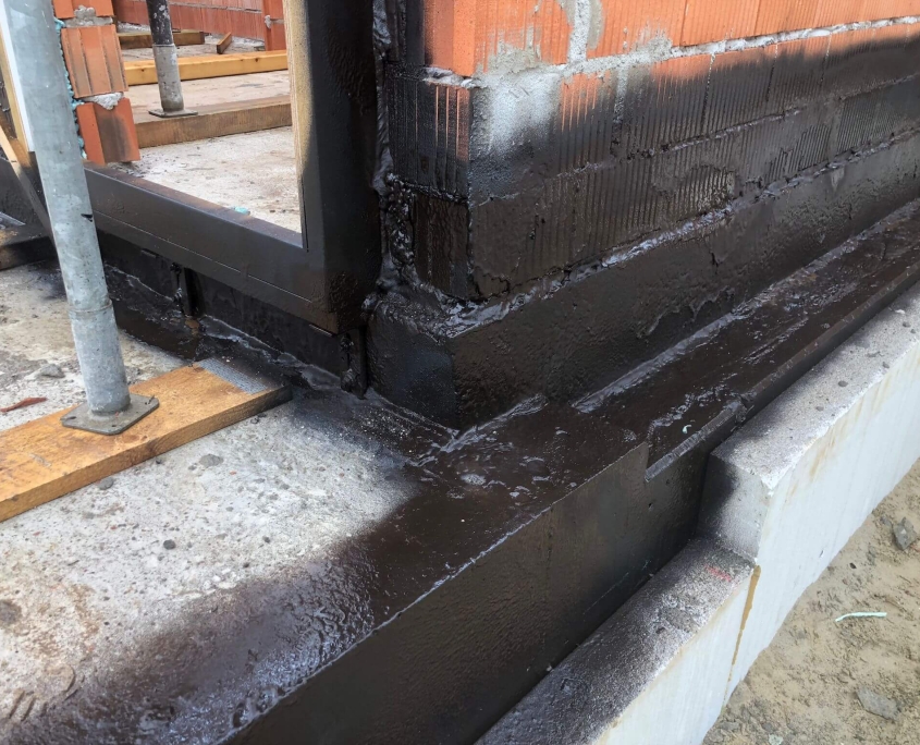 Liquid rubber maaiveld afdichting. Doordat Liquid rubber hecht op beton, steen, hout en staal is het prefect om het maaiveld waterdicht te maken.