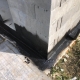 Maaiveld afdichting Liquid rubber. Waterdichten coating op een maaiveld detail van een huis die gebouwd wordt.