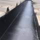 vloeibaar rubber goot afdichting. Deze dakgoot is behandeld met Liquid rubber ter renovatie en reparatie van de lekkages voordat de coating werd aangebracht.